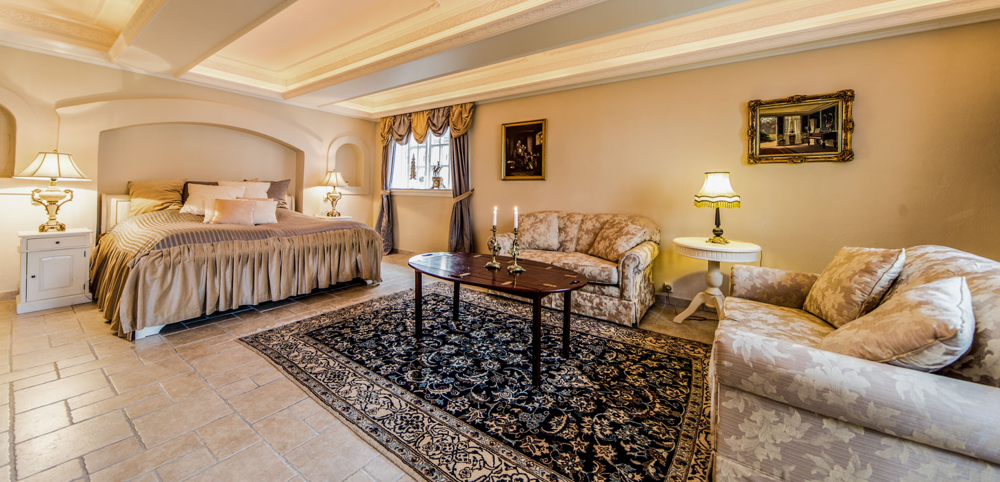 Luksuriøs suite i varme naturfarver og med hyggelig belysning fra små lamper rundt omkring.