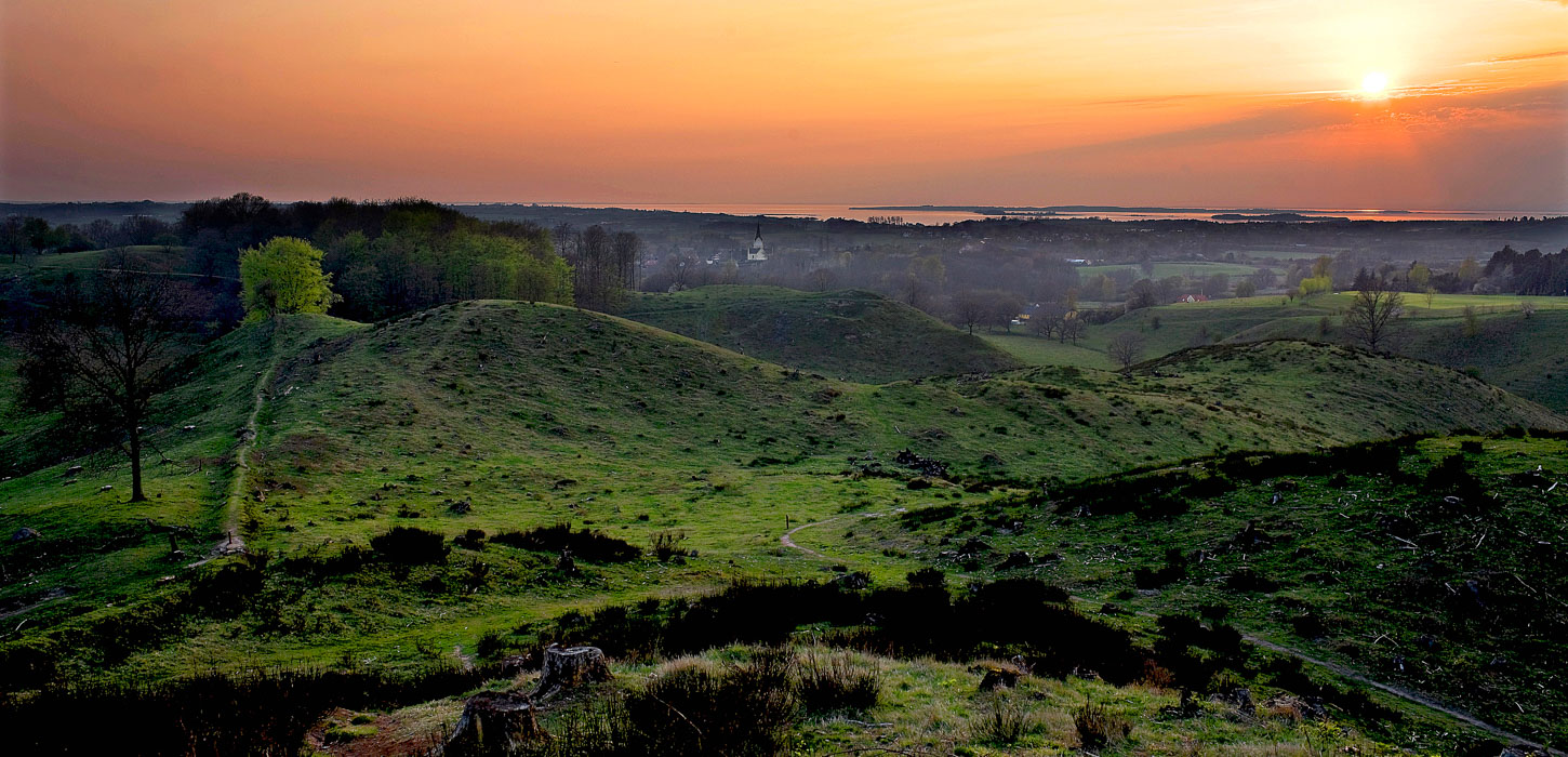 Dronebillede af landskabet i Svanninge Bakker set i en flot solnedgang.