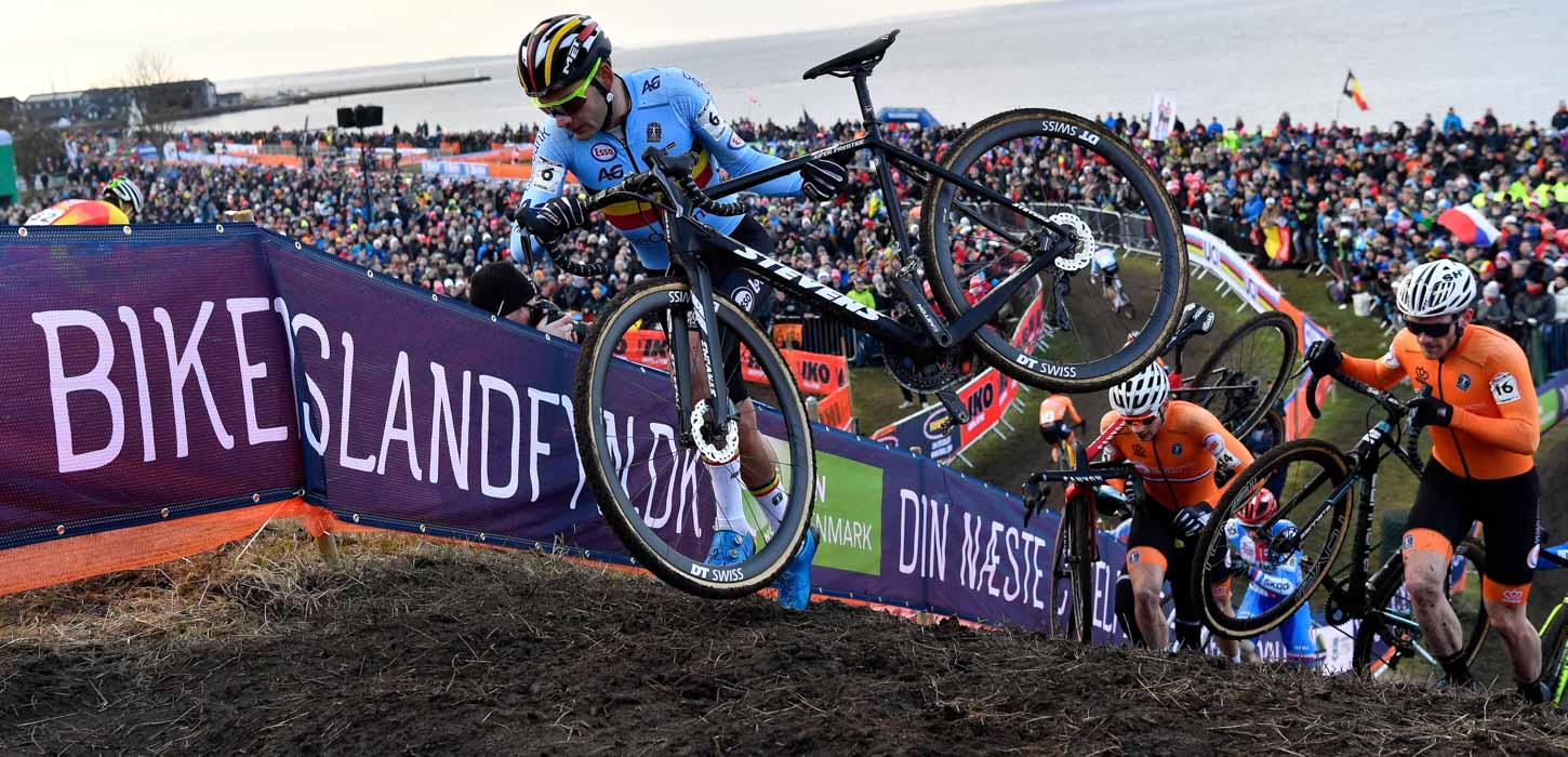 Bane, deltagere og publikum til VM i Cyklecross med havet i baggrunden.