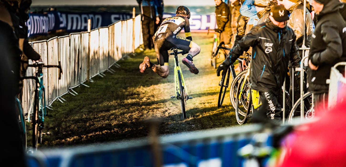 Cykelrytter laver stunt til et cykelløb