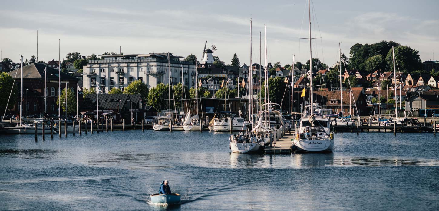 Både ligger til ved havnen i Svendborg.