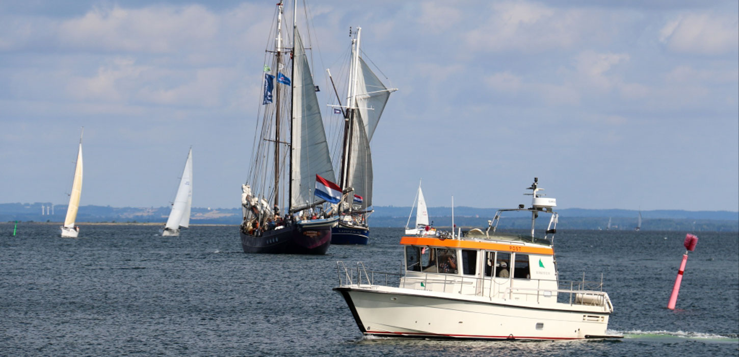 Skibe og både kommer sejlende over et stort hav.