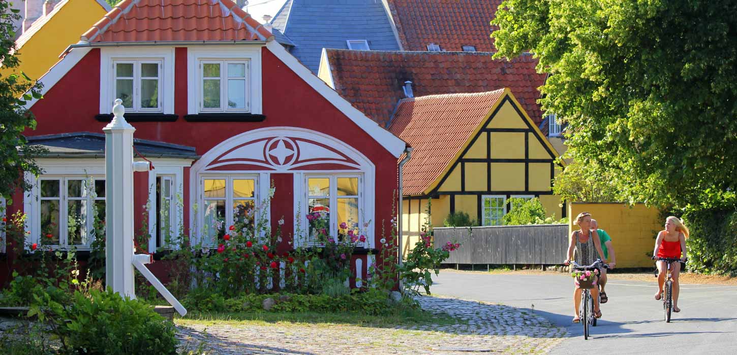To cyklister på pilebakken i Ærøskøbing om sommeren.