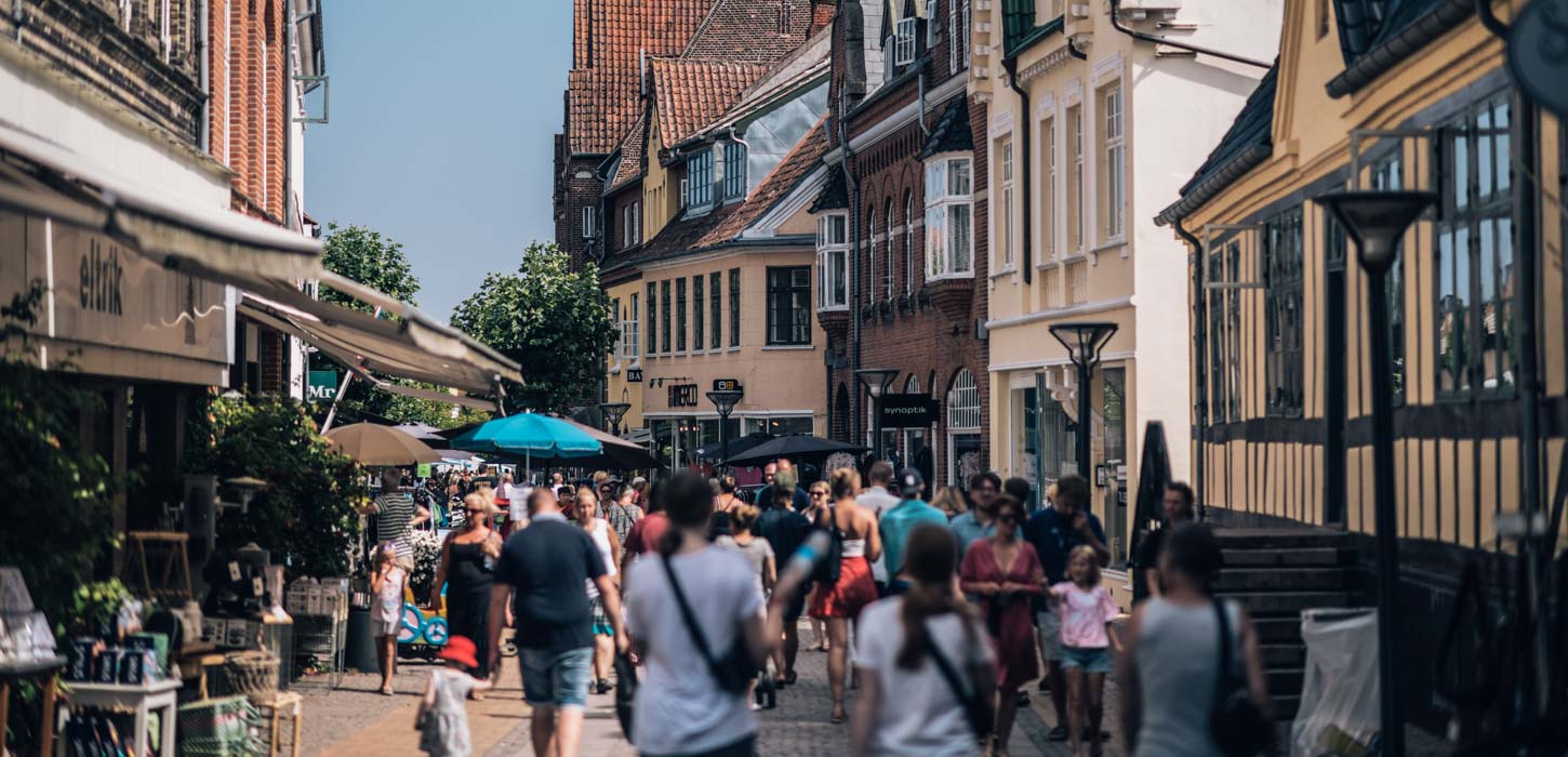 Gågade med en masse mennesker på en sommerdag. 