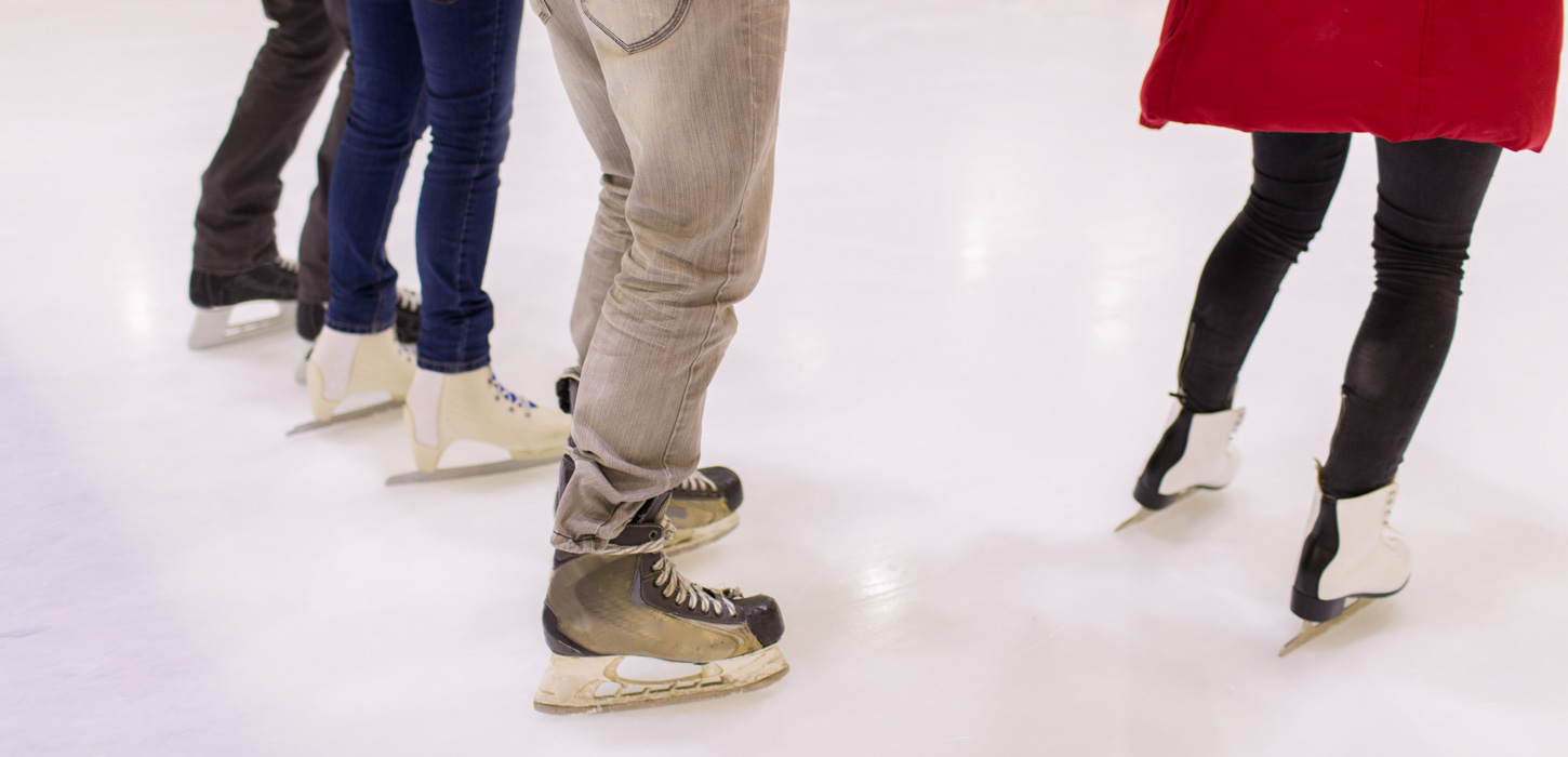 4 venner på skøjter i skøjtehal.