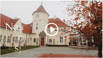 Gl. Avernæs med play-ikon på billedet, som kan starte video.