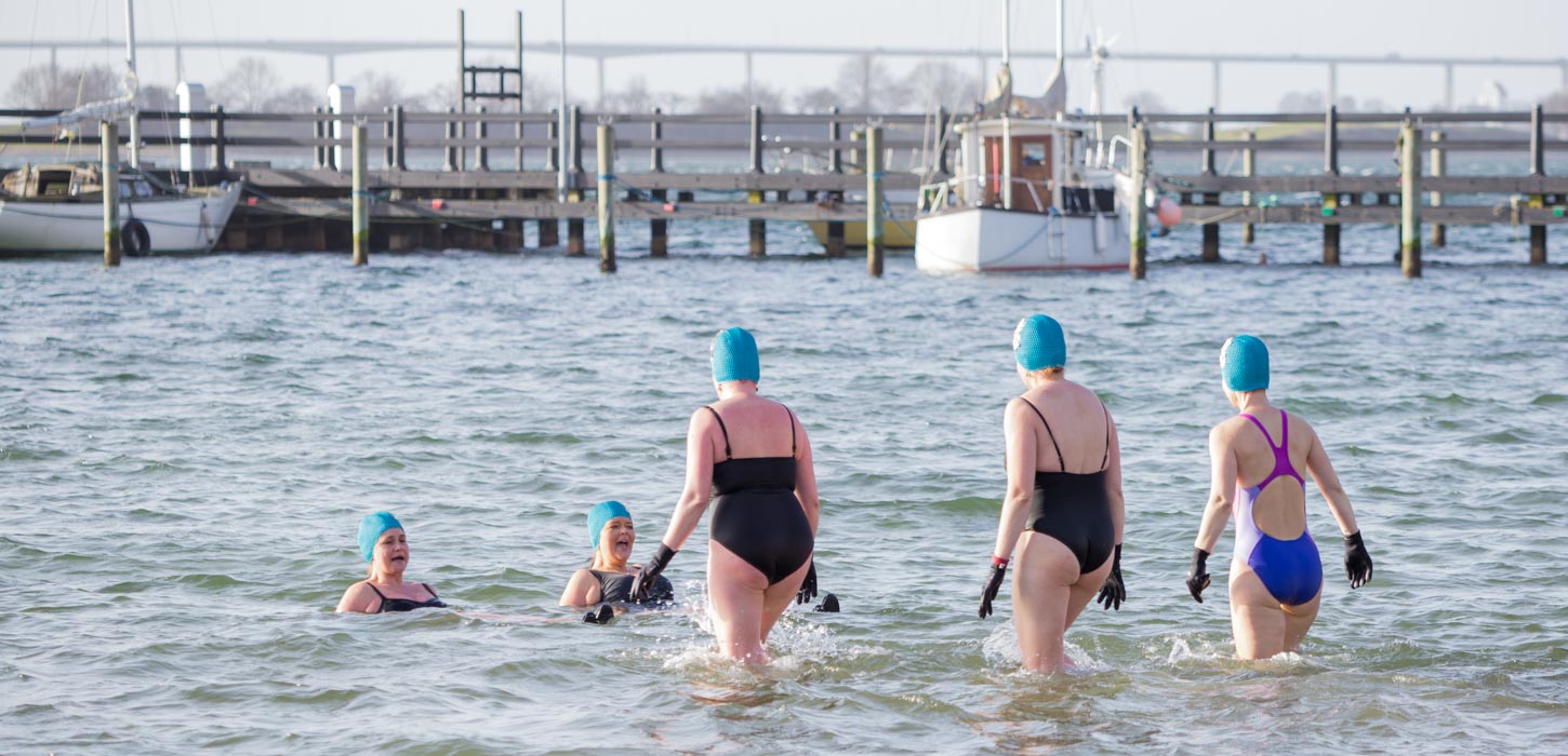 Gruppe af kvinder der vinterbader 