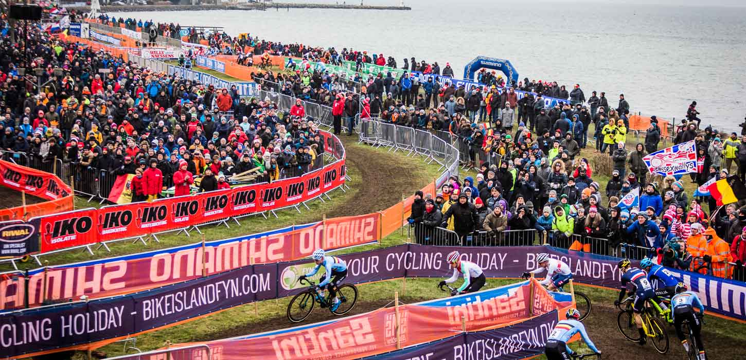 Bane, deltager og publikum til VM i Cyklecross med havet i baggrunden.
