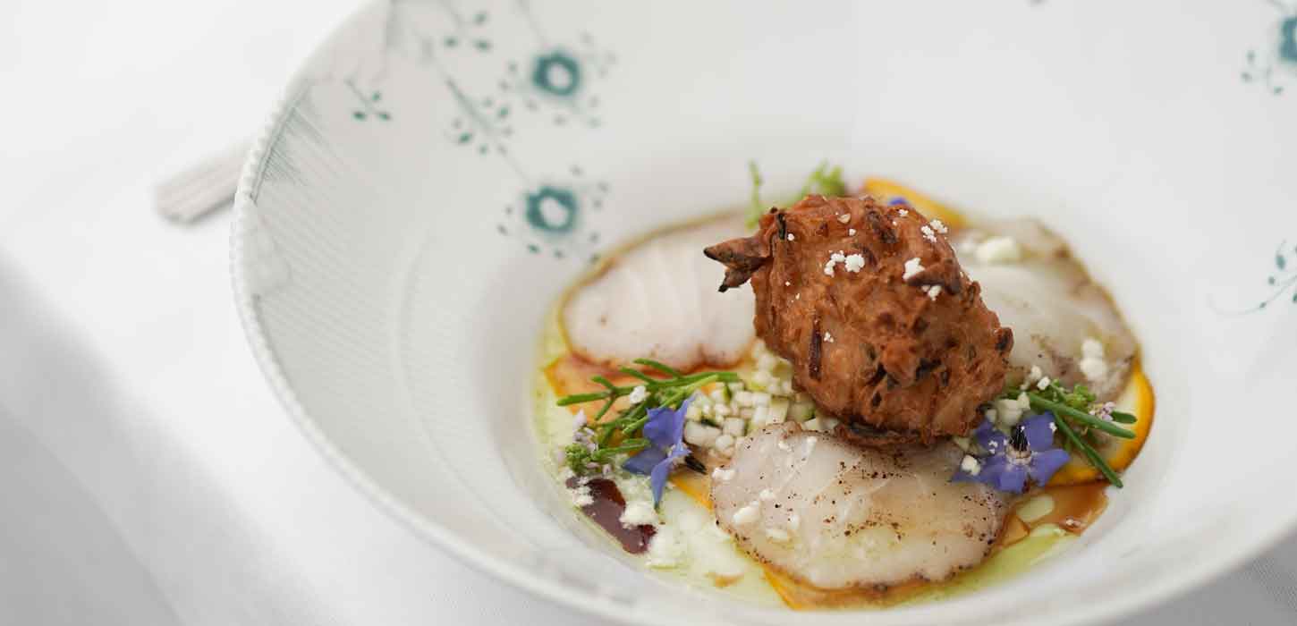 Dyb, musselmalet tallerken med lækker madanretning