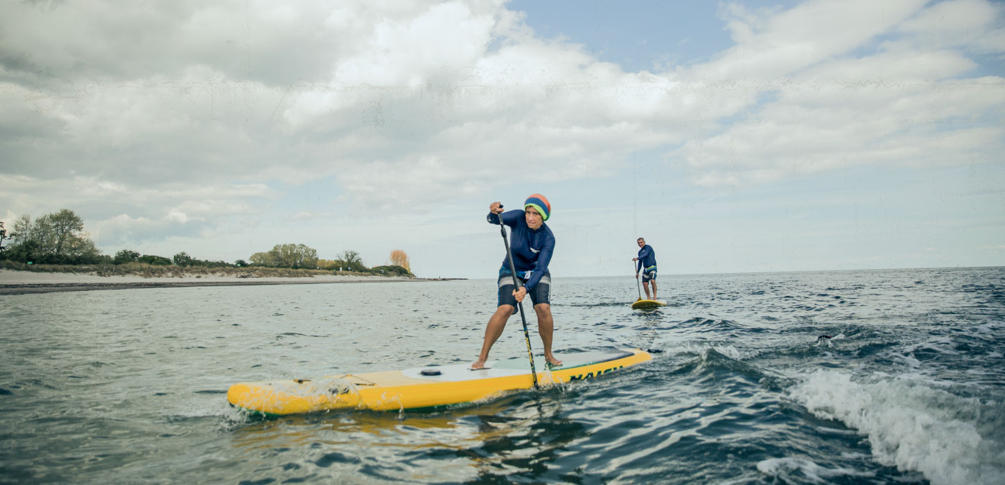 To personer på stand up paddle boards i vandet
