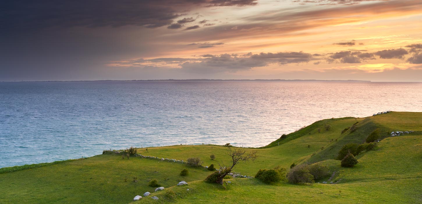 Voderup klint på Ærø i solnedgangen. 