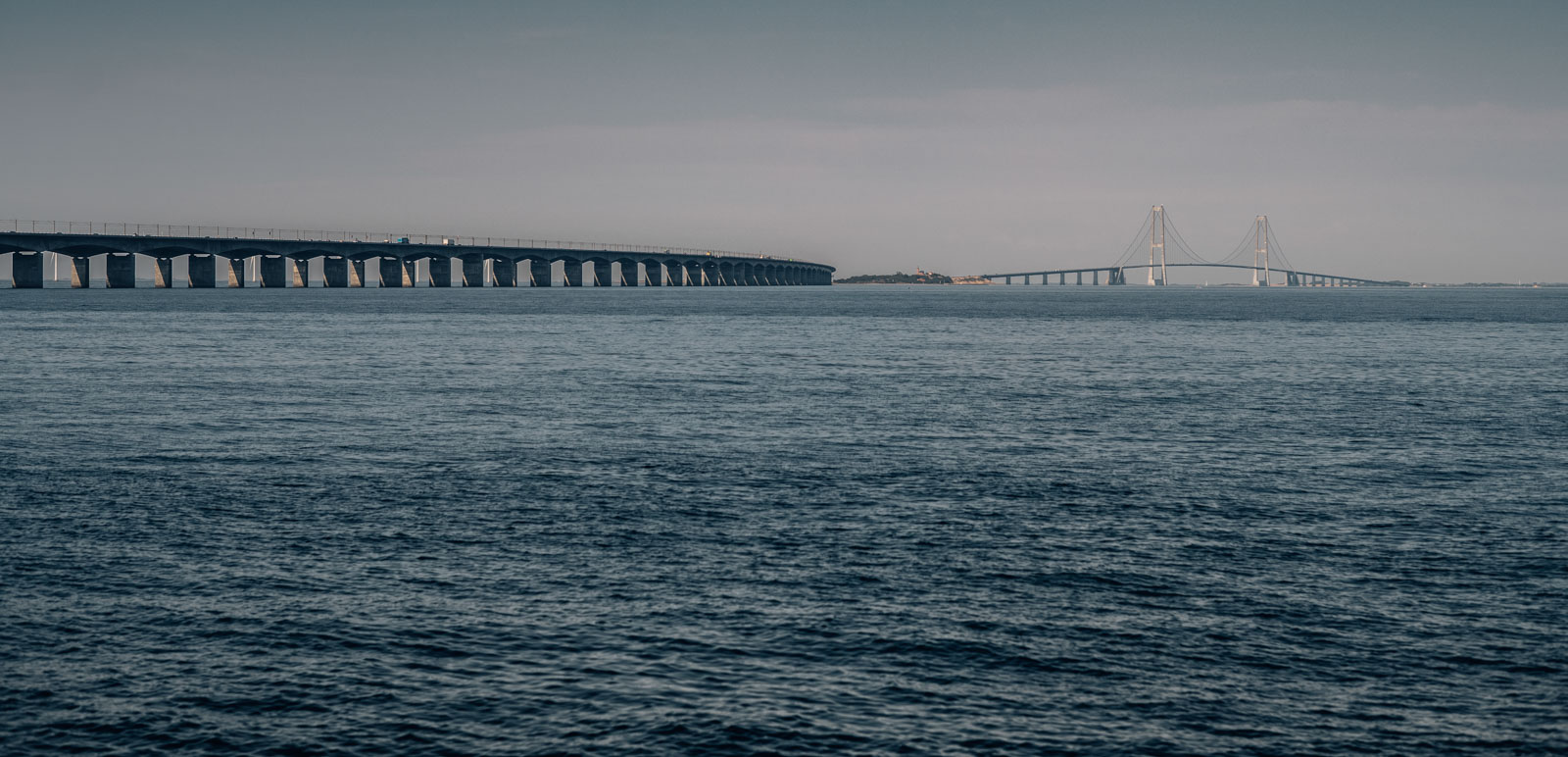 Mørkeblåt hav med Storebæltsbroen i baggrunden.