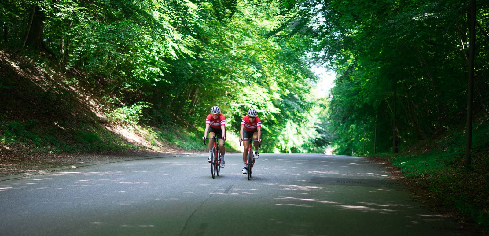 To kvinder på landevejscykler i Middelfart