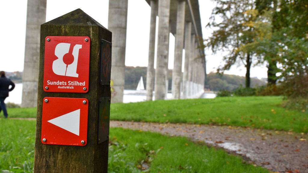 Træpæl afskiltet med "Sundets Stilhed"