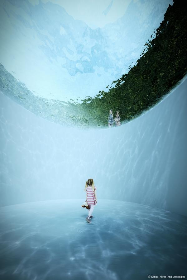 Pige på det, der ligner bundet af et hav. Øverst i billedet anes to skikkelser, der står på kanten af havet og ser ned på pigen.