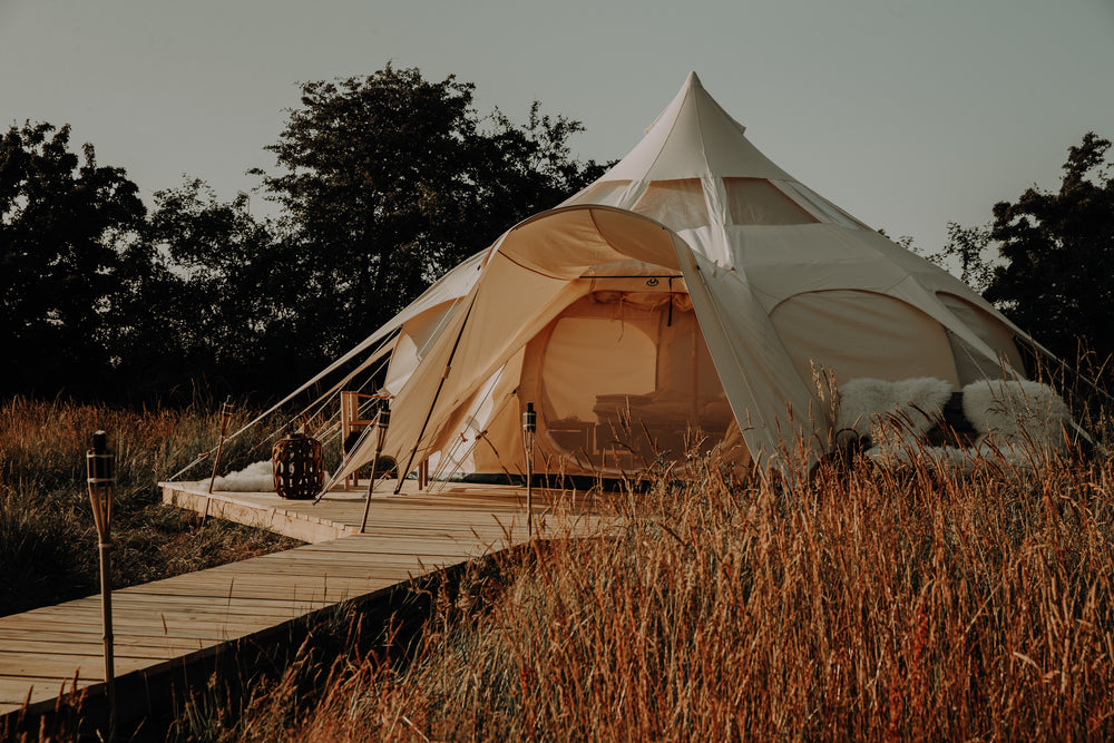 Træterasse fører op til et flot glamping-telt 