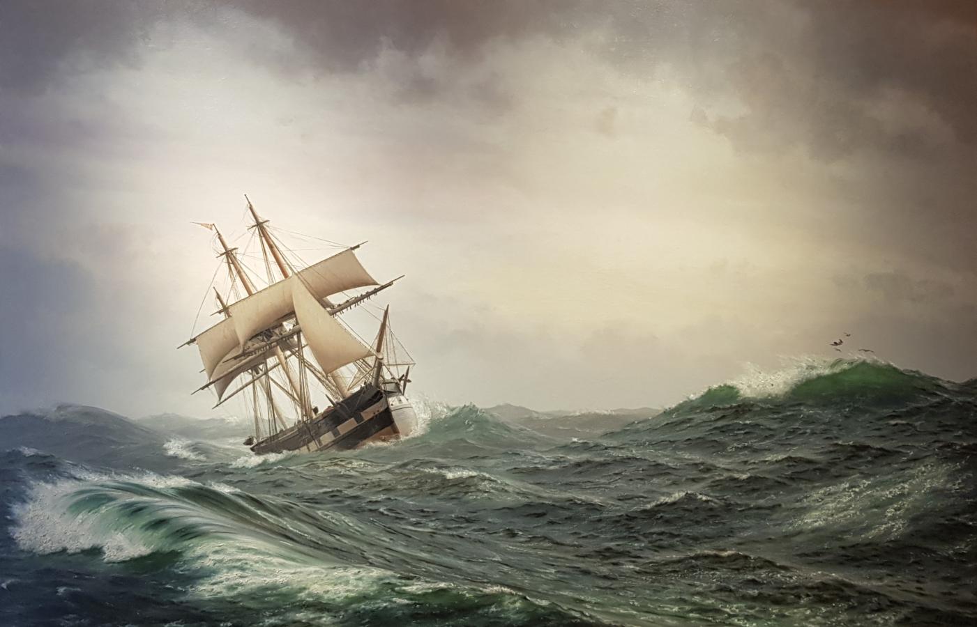 Illustration af et vildt hav der i horisonten smelter sammen med en overskuet grå himmel. Midt i havet ligger et gammelt træskib med sine sejl foldet ud. Det ligger næsten helt ned til venstre på grund af de store bølger.