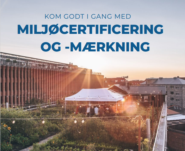 Forsiden på Certificeringsguiden, der viser en pavillon fyldt med mennesker på en grøn tagterrasse omgiver af høje bygninger.