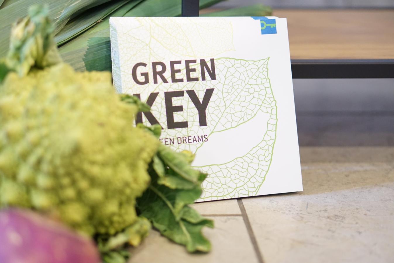 Green Key-logoet opstillet ved siden af grøntsager