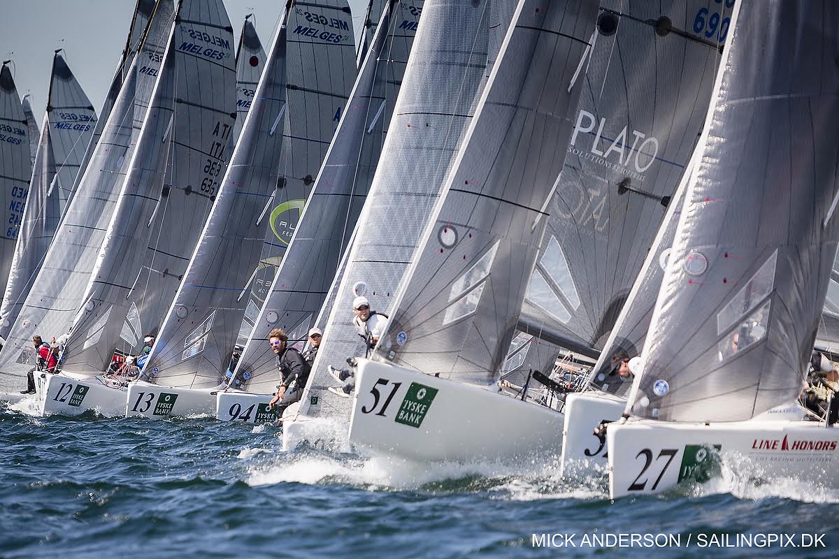 En masse hvide Melges-både med sejlere på ræd og række på havet