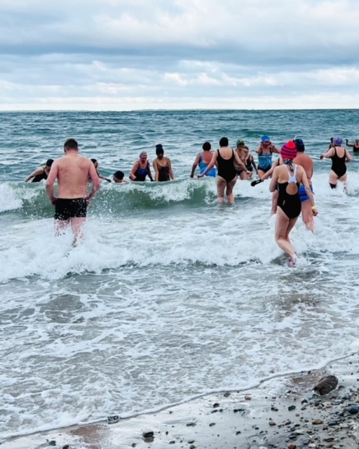 Vinterbadere på vej ud i havet til Bagenkop Vinterbaderfestival