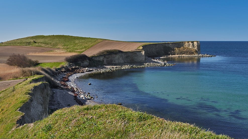 En klint med en rund kyst beliggende ved Bagenkop i bunden af Langeland. 