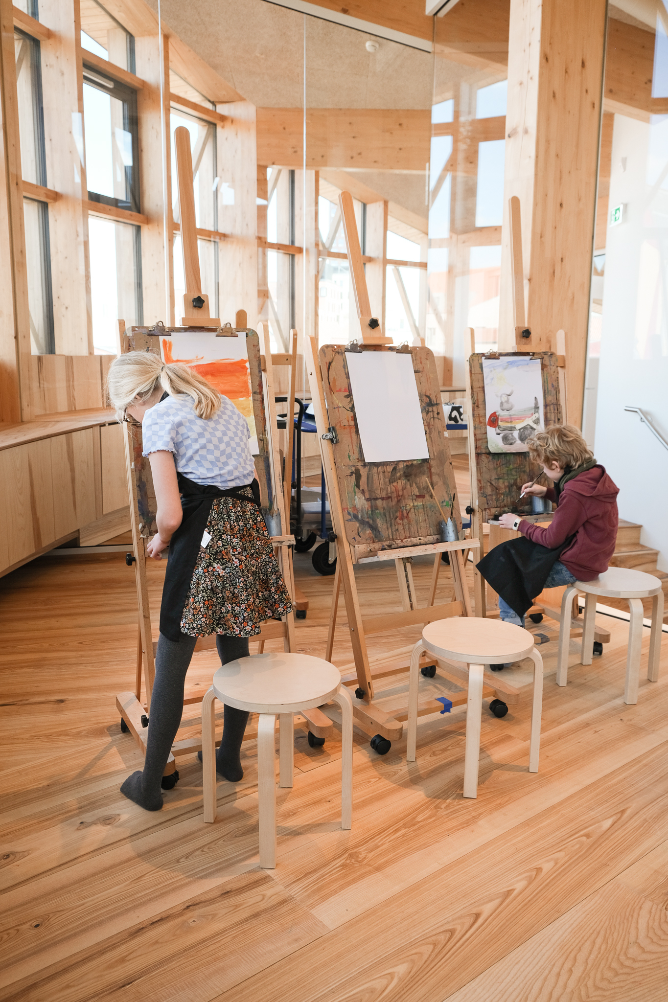 Tre staffelier og 2 malende børn