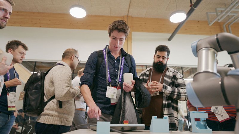 Workshopdeltagere studerer fynske robotter