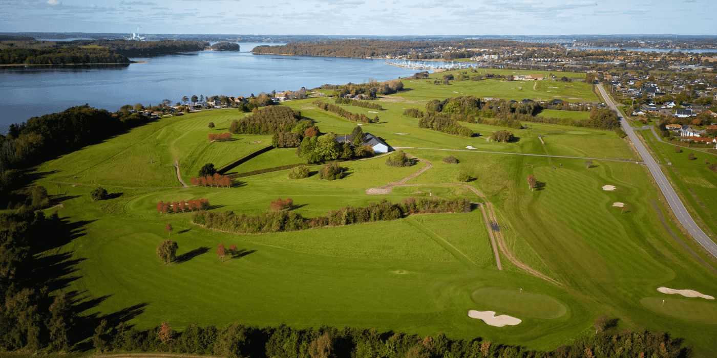 Luftfoto af golfbane tæt ved hav