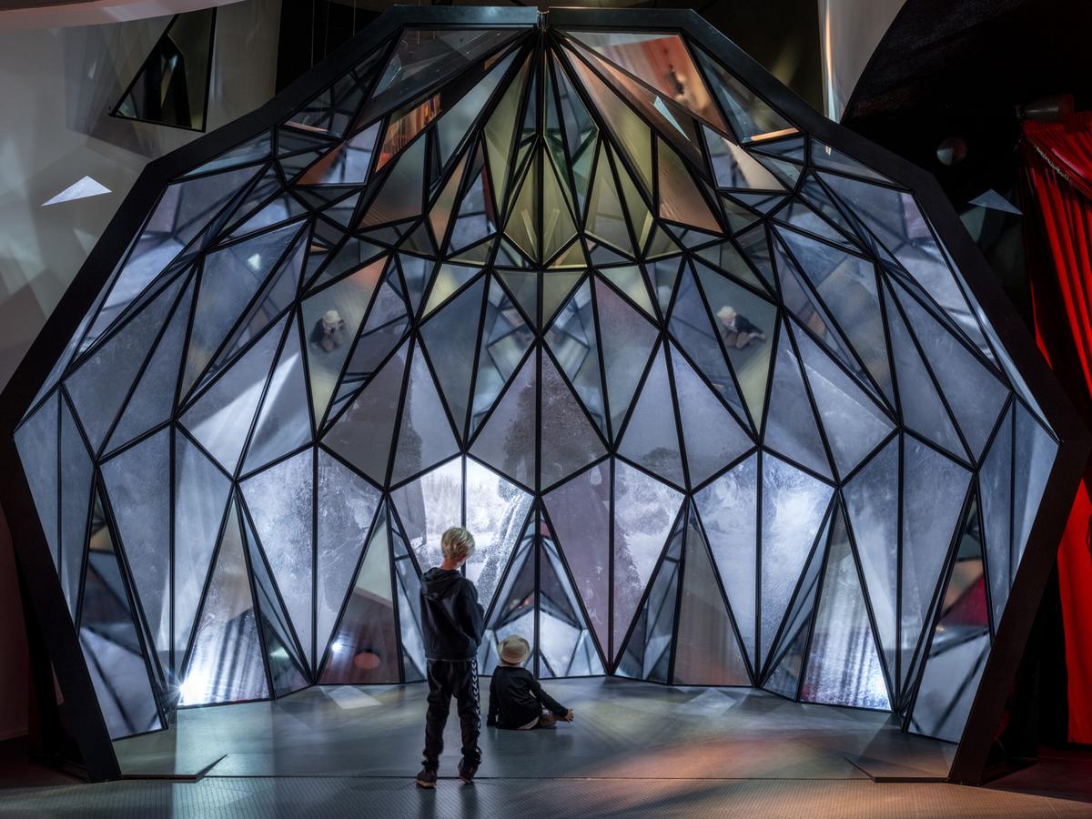 To børn hygger sig på et museum i en stor kunstinstallation