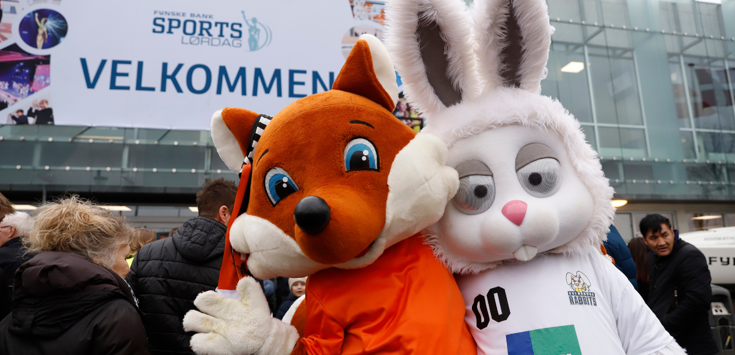 Ræv og kanin-maskot foran Idrætshallen til Sportslørdag