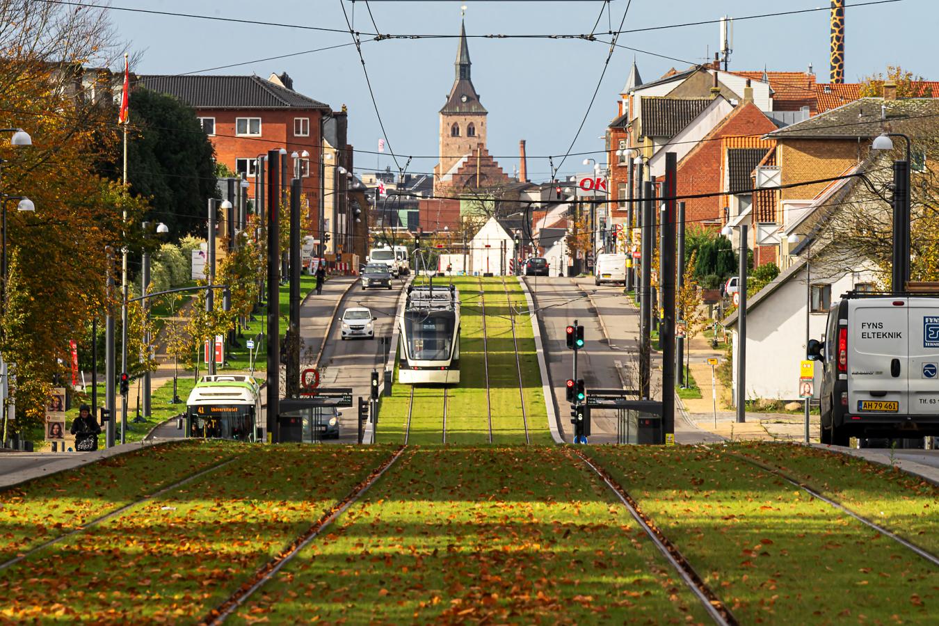 Letbanen i det grønne græstracé på Albanigade med domkirken i baggrunden