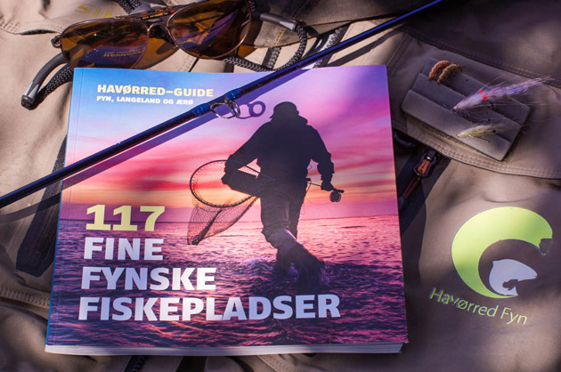 Bog om fynske fiskepladser placeret med et par solbriller og et Havørred Fyn logo