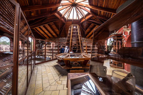 Udstilling i et træbygget rum med masser af glasmontre og ovenlysvindue