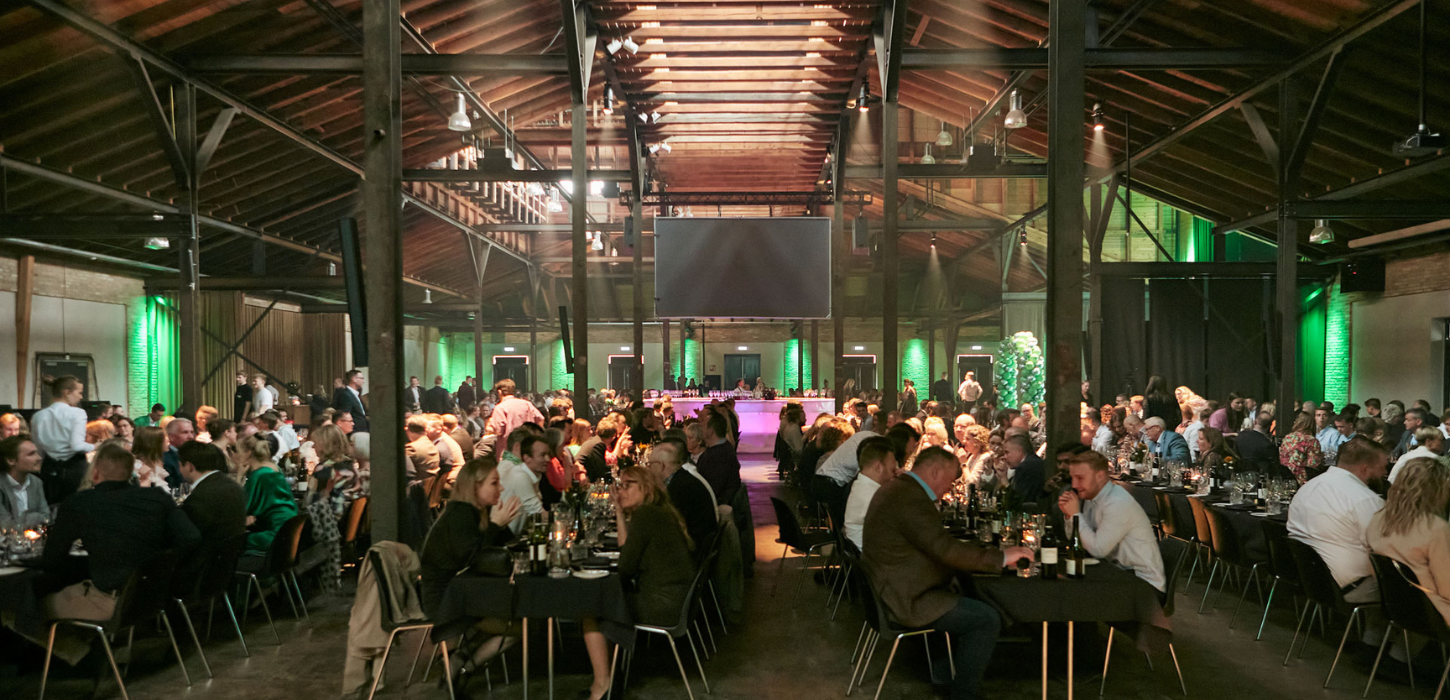 En rå hal fyldt med konferencegæster på DOK5000