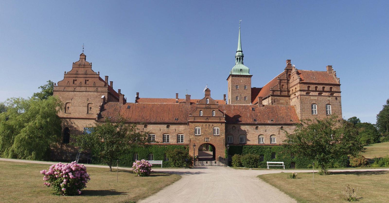 Holckenhavn Slot set fra indkørselsvejen