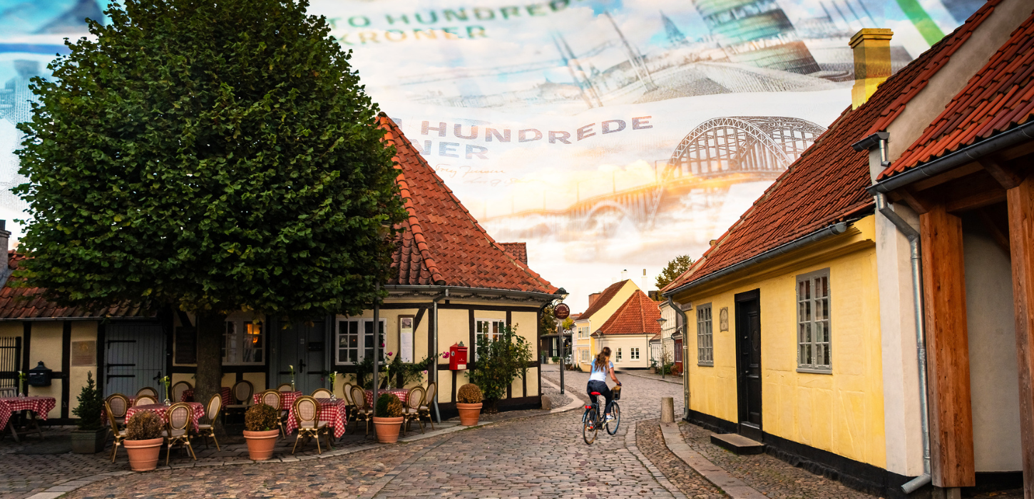 Pengeregn over gule bindingsværkhuse med røde tage i den gamle bydel i Odense