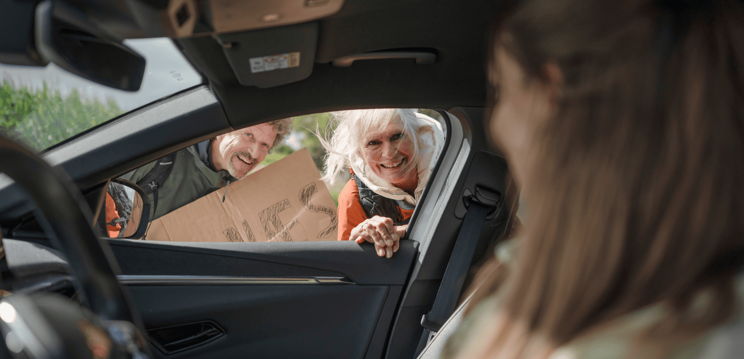 To blaffere samles op af bilist