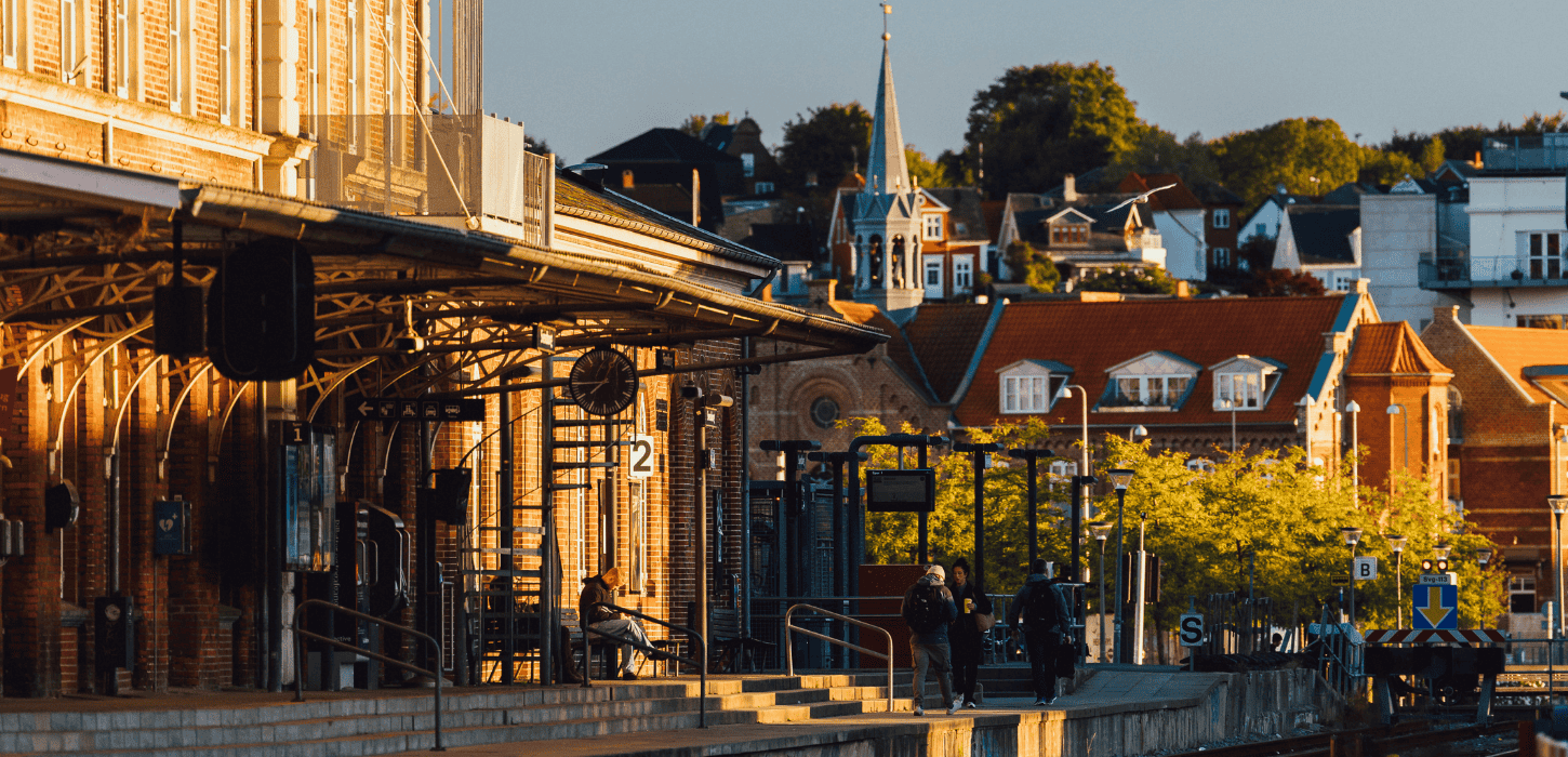 Svendborg togstation oplyst af morgenens bløde lys, der fremhæver stationens arkitektur og stille omgivelser.