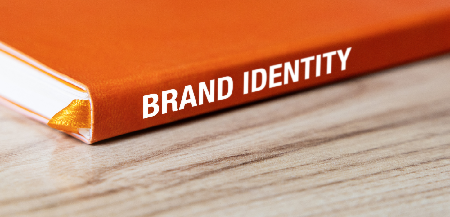 Rød bog med teksten Brand Identity